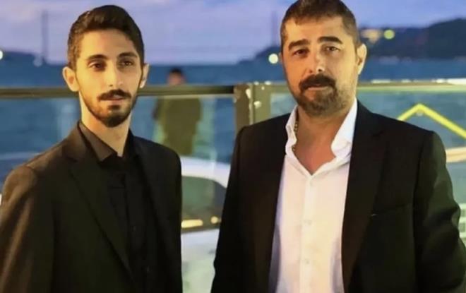 <p>�brahim Tatl�ses&nbsp;ile b�y�k o�lu Ahmet Tatl�ses aras�ndaki kavgaya, torunu Mert Tatl�ses de d�hil oldu. Mert Tatl�ses, dedesi hakk�nda zehir zemberek a��klamalarda bulundu.</p>  <p>�BRAH�M TATLISES, B�Y�K O�LUNU M�RASINDAN MAHRUM BIRAKMI�TI<br>�brahim Tatl�ses, daval�k oldu�u o�lu Ahmet Tatl�ses hakk�nda, "Ahmet'e bir kuru� b�rak�rsam Allah beni toprak etsin. Sandalye bile b�rakmayaca��m. Lay�k de�il ��nk�" ifadelerini kullanarak, ona miras b�rakmayaca��n� s�ylemi�ti.</p>