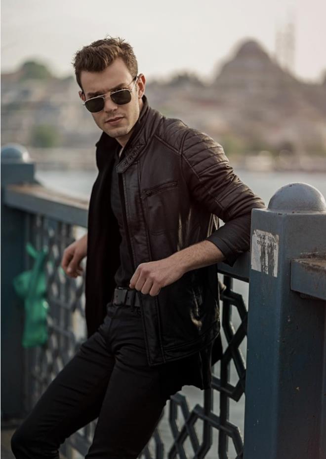 <p>�ark�n�n s�zlerinden dikkat �eken kesitler:</p>  <p>A�k denen bu illetin<br>Neresinden tutsam elimde kal�r<br>Sebebim var gibi<br>Kin beslemek bir yana<br>Seviyorum hala ilk g�nk� kadar<br>Sebebim var gibi</p>