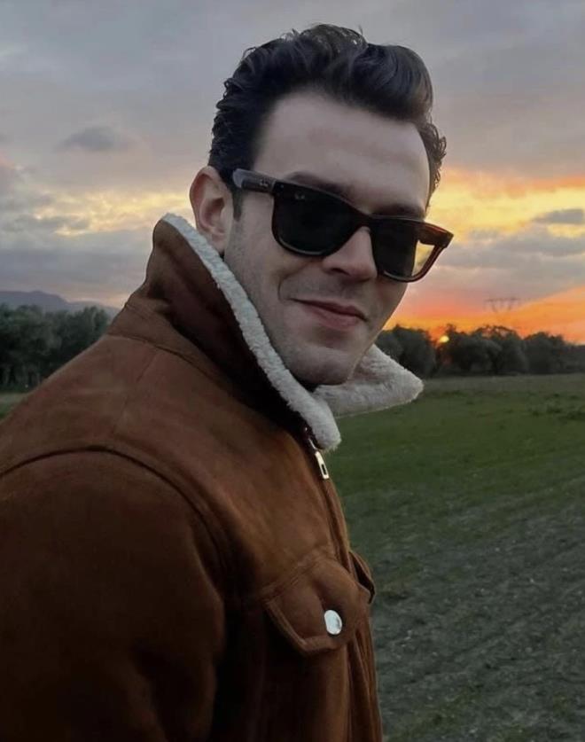 <p>AYTA� �A�MAZ'IN G�NDER�S�NE YORUM YA�DI</p>  <p>"�z�lme art�k, olan oldu" yorumlar� dikkat �ekti</p>  <p>Hayranlar, �a�maz'�n payla��m�na �u yorumlar� yapt�:</p>  <p>"Ayta� neden b�yle mutsuz �ark� ekledin, �z�lme art�k olan oldu. Hayat devam ediyor."</p>  <p>"Yak���kl� ve oda bunun fark�nda."</p>  <p>"�ocukluk a�k�m😍"</p>  <p>"A�k�m yaaaaa �u yak���kl�l��a bakkkk❤️"</p>