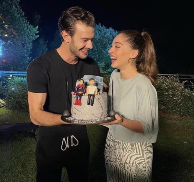 Sevdi�im Sensin dizi setinden art arda payla��mlar yapan Ayta� �a�maz'�n son payla��m� olay oldu. Bir�ok kullan�c� oyuncunun �ark� se�iminin Cemre Baysel ile ya�ad��� a�k� hat�rlatt���n� d���nd�.