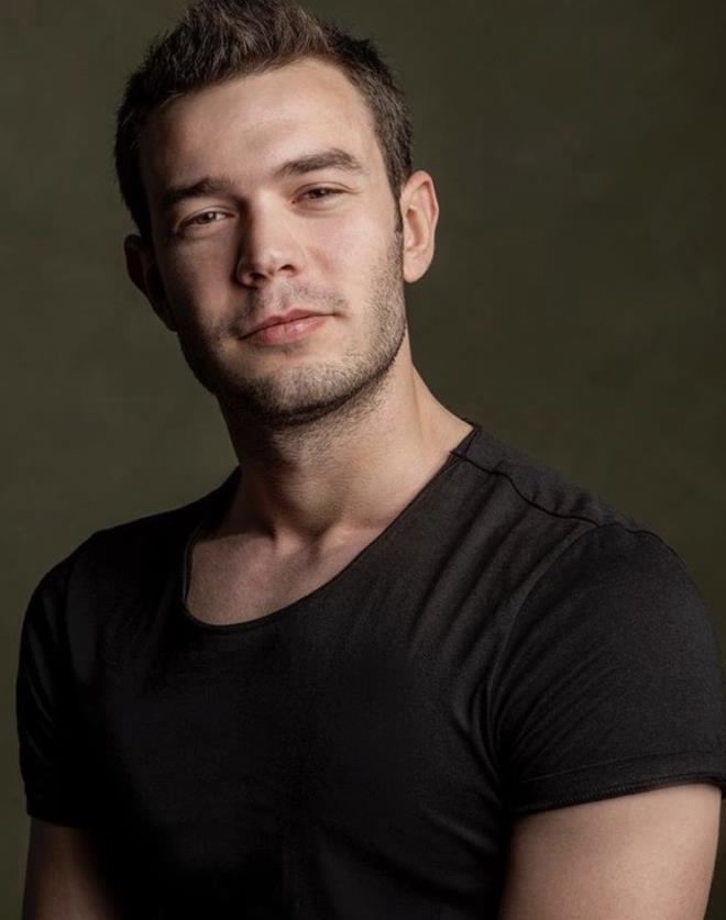 �zellikle gen� oyuncunun m�zik se�imleri ve samimi payla��mlar�, hayran kitlesiyle olan ba��n� g��lendiriyor.