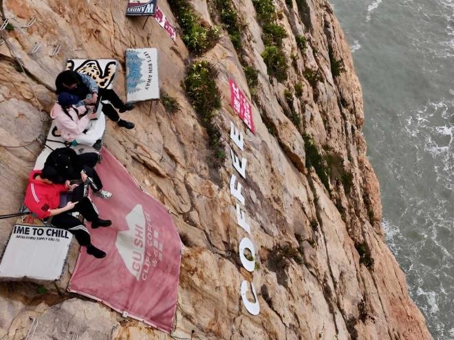 <h3><strong>D�nyan�n en tehlikeli kafesinde kahve molas�</strong></h3><p>Mekan�n sahibi Xue Ke, bu paketin sadece kahve de�il benzersiz bir �ekim deneyimi sundu�unu vurguluyor. Kafe konumu, �zellikle Tayvan Bo�az�'n�n manzaras� nedeniyle se�ilmi�. A��k havada kar�� k�y�daki Matsu Adalar�'n�n ���klar� dahi net bir �ekilde g�r�lebiliyor. Bu �arp�c� manzara ve ya�att��� heyecan verici deneyim g��l� bir etki b�rak�rken, paketin fiyat� ise tart��malara yol a��yor.</p>