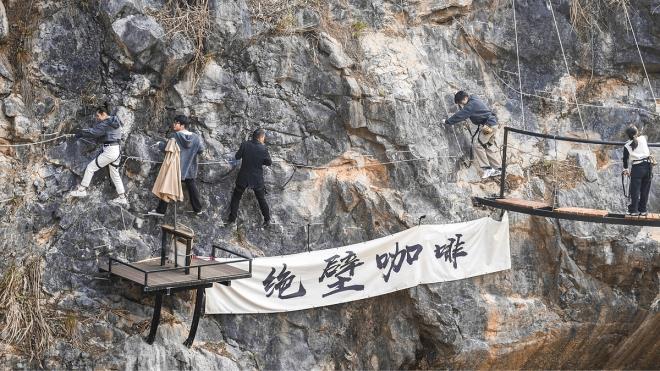 <p><strong>S�GORTALI KAHVE DENEY�M�</strong></p><p><strong>Ziyaret�iler, 398 yuan (yakla��k 56 dolar) �dedikleri bu paketle birlikte g�venlik ekipman�, sigorta, rehberlik hizmeti ve bu an� �l�ms�zle�tirecek profesyonel foto�raf �ekimi hizmetini sat�n al�yor.</strong> CNN'e konu�an bir ziyaret�i ilk ba�ta u�urumu g�rd���nde korktu�unu ancak rehberin liderli�iyle rahatlad���n� belirtiyor.</p><p>Platforma ula��ld���nda, termos i�inde �nceden haz�rlanm�� kahve servis ediliyor ve as�l rit�el ba�l�yor: ayaklar bo�lu�a sallan�yor, kamera a��l�yor ve sosyal medyada payla��lacak anlar foto�raflan�yor.</p>