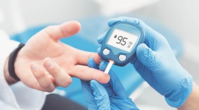 <strong>Yap�lan analizler, gece uykusu s�resi ile kan �ekeri kontrol� aras�nda U �eklinde bir ili�ki oldu�unu ortaya koydu. Buna g�re; hem �ok az hem de �ok fazla uyumak metabolik sa�l�k a��s�ndan olumsuz sonu�lar do�urabilir.</strong>