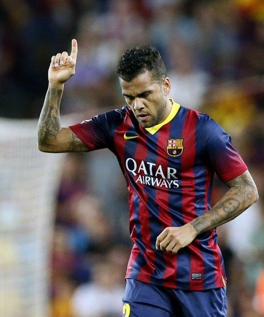 <p><b>EBOUE'NN YERNE...</b></p>   Galatasaray, bu ara transferde de ok byk bir bomba patlatmaya hazrlanyor. Polonya basn tarafndan ortaya atlan mthi iddiaya gre Galatasaray, Dani Alves'in peine dt. Haberde Avrupa'nn elit kulpleri arasna girmek iin hedef byten G.Saray'n bu ama dorultusunda yldz futbolcuyu listesine ald belirtildi.