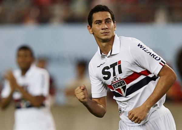 <p><b>YANAL'N YEN ALEX' </b></p>  Sao Paulo'nun yldz Ganso, Fenerbahe'nin kendisiyle ilgilendiini ilk kez aka dile getirdi. Brezilyal futbolcu, Fenerbahe'nin yan sra talya ve Fransa'dan da teklifler aldn belirterek "Bu durum benim iin gurur verici" ifadesini kulland. lkesinde "Alex'in veliaht" olarak gsterilen 24 yandaki orta saha oyuncusu, ara transferde Fenerbahe'nin bir numaral hedefi.