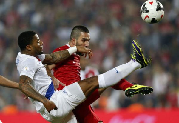 <p><b>MENAJER KUYT! </b></p>  Milli Takmmz' Kadky'de ykan isimlerden biri olan Jeremain Lens Fenerbahe'nin transfer listesine girdi... Sar-Lacivertli ynetim devre arasnda Ukrayna kulb Dinamo Kiev'in kapsn alma karar ald. Kuyt'n Fenerbahe'de oynamasnn Lens'in transferinde ynetime byk bir kolaylk salayaca ifade ediliyor.