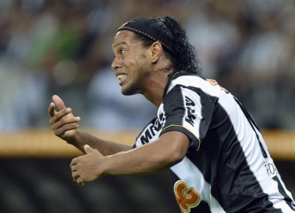 <p><b>KARA HABER </b></p>  Beikta'a transferi gndemde olan Ronaldinho'nun sa baldrnda 3. derece yrtk tespit edilirken, yldz futbolcunun sahalara dnmesinin uzun srebilecei akland. Beikta kinci Bakan Ahmet Nur ebi, bir gazeteye verdii demete Ronaldinho'nun menajeri ile grmeler yaptklarn belirtmi ve bu oyuncunun Ocak aynda Beikta formas giyebileceini aklamt.