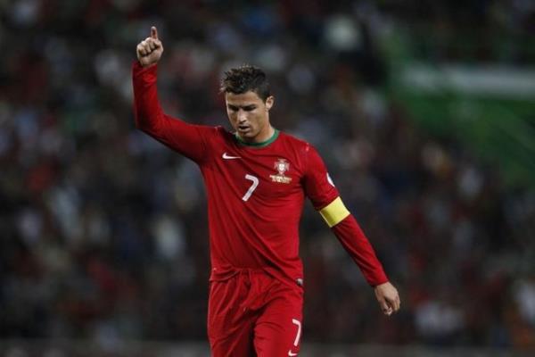 <p><b>RONALDO REZL OLDU </b></p>  Portekizli yldz Ronaldo'nun annesi, verdii duygusal tepkilerden dolay oluna lakap takldn belirtti. Cristiano Ronaldo'nun annesi Dolores Aveiro, Real Madrid'in yldz oyuncusunun genlik yllarndaki lakabnn 'sulugz' olduunu syledi. 28 yandaki Portekizlinin kklnde kendisine 'Kk Ar' dendii biliniyordu.