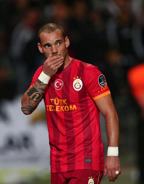 <p><b>SNEIJDER - NANI TAKASI </b></p>  ngiltere'nin nemli gazetelerinden Daily Express, Wesley Sneijder'in sezon ba transfer dneminde Galatasaray'n gndemine gelen Manchester United'li Nani ile takas edilebileceini belirterek bununla ilgili bir habere imza att. Haberde tekrar Chelsea'nin bana geen Mourinho'nun da istedii yldz oyuncunun da Premier Lig'e scak bakt ifade edildi.