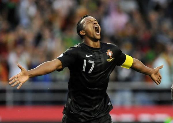 <p><b>YNE VE YENDEN... </b></p>  Amrabat' kiralayarak kontenjan boaltmay dnen Sar-Krmzl ynetim, Manchester United'da forma giyen Nani ve Valencia'dan birisini almak iin giriimlere 10 gn iinde balayacak. Ynetim bir ok nemli ismi listesine alrken ngiliz basnnda kan haberlere gre Galatasaray'n radarnda Manchester United'n iki yldz var. Gazeteler ve internet siteleri, Sar-Krmzllar'n hedefindeki isimlerin Antonio Valencia ve Luis Nani olduunu belirtti.