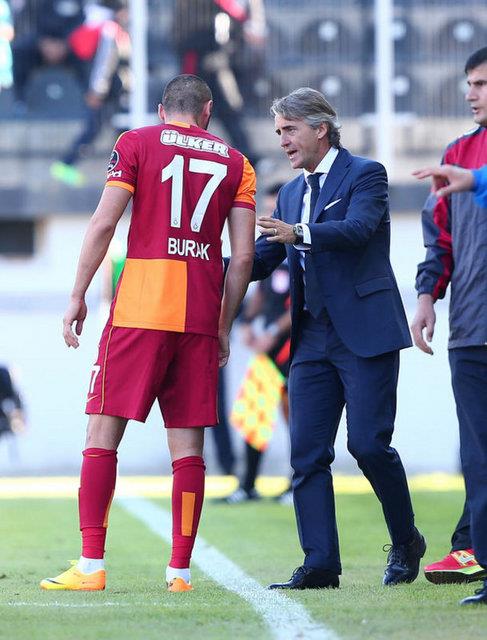 <p><b>ZRVEDEN IKAN SONU </b></p>  G.Saray?da Roberto Mancini ve Blent Tulun bayram sakinliinde bir grme yapp transfer iin dmeye bast. Florya'da gerekleen teknik direktr ile sportif koordinatr zirvesinde transfer iin resmi karar alnmad ama n bilgi paylam oldu. Burak ve Sneijder'in kalmasn isteyen Mancini, Aralk aynda ligde iddial olmalar durumunda sol bek istedi. Kolarov ve Carlinhos isimleri ilk srada.