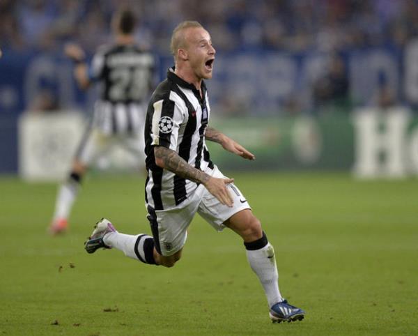 <p><b>YOUTEBE'DEN ZLEM </b></p>  Sezon banda Fenerbahe'den PAOK'a kiralk olarak giden Slovak yldz Miroslav Stoch, "PAOK tanmadm bir kulp deildi ve nasl geliecekleri zerine olduka sk bir planlar vard. Youtube'dan taraftarlar grdm, heyecanlandm. AOK formas giymek ar ve bizden beklenenleri yerine getirmeye alyor. ok gen oyunculardan kurulu, gen antrenrleri olan bir takmz" dedi.