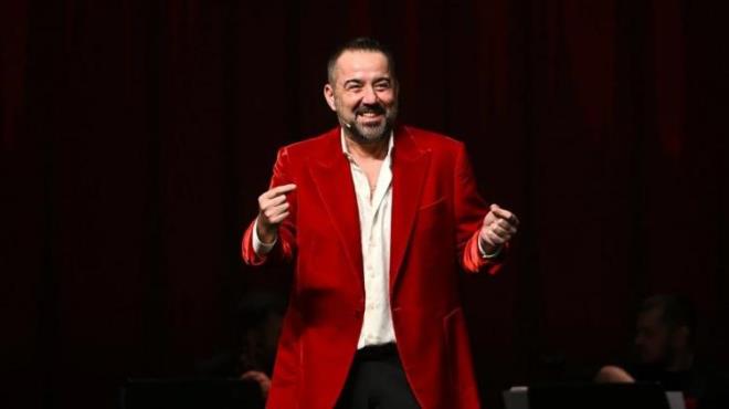 <span><strong>"�OCUKLARIN E��T�M� ���N BA�I�LIYORUM"</strong></span><strong>'Ata Demirer Gazinosu' adl� g�steride giydi�i kost�mler hakk�nda konu�an komedyen, bu k�yafetleri �ocuklar�n e�itimi i�in ba���lad���n� s�yledi.</strong>