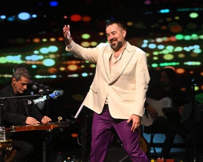 <span><strong>"�U AN SOSYAL HAYATTAYIM"</strong></span>  <strong>Muhabirlerin kendisini �ekmesine izin veren Demirer, <span><em>"�u an sosyal hayattay�m. Foto�raf �ekin, sonra m�saadenizi isteyeyim"</em></span>&nbsp;dedi ve foto�raf �ekimi sonras� Ni�anta�� turuna kald��� yerden devam etti.</strong>