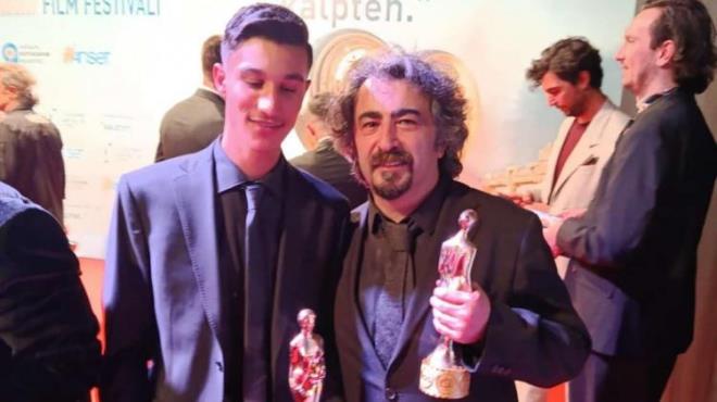 <strong>Y�netmen <span>Seyfettin Tokmak</span>, 3 y�l �nce ikinci uzun metraj filmini �ekmeye karar vermesinin ard�ndan filmde rol almas� i�in gen� oyuncu aray���na girdi.</strong>