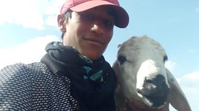 <p><span><strong>�OBANLIKTAN OYUNCULU�A UZANAN SER�VEN</strong></span></p>    <p><strong>Kars'ta k���n e�itimiyle ilgilenen, yaz�n da �obanl�k yapan Alpay Kaya, daha �nce hi� sinema deneyimi olmamas�na ra�men hen�z 13 ya��ndayken <span>"Tav�an �maparatorlu�u"&nbsp;</span>filmi i�in&nbsp; kamera kar��s�na ge�ti</strong></p>