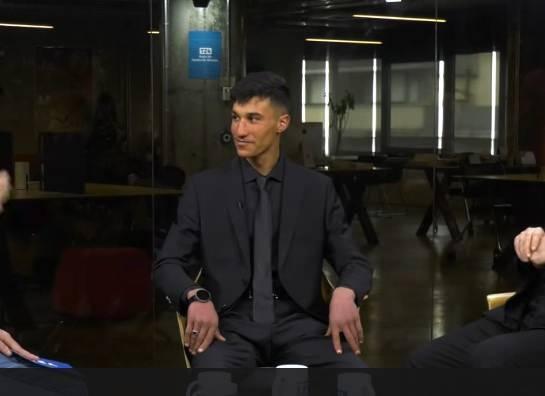 <p><span><strong>"KI�LARI OKUYORUM, YAZLARI �OBANLIK YAPIYORUM"</strong></span></p>    <p><strong>Bir anda ba�layan oyunculuk deneyimi hakk�nda konu�an Alpay Kaya ise hikayesini �u s�zlerle anlatt�:</strong></p>    <p><span><strong>"Seyfettin hocayla tan��t�k. K�y�m�ze geldi. Provadan �nce bir hafta senaryoyu okumu�tum.&nbsp;</strong></span></p>