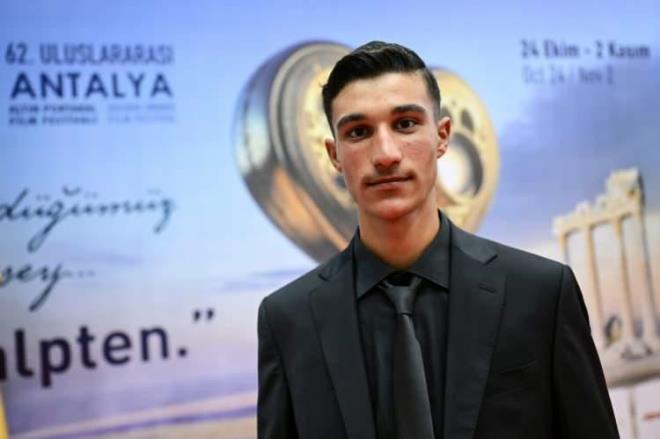 <strong>Kafas�nda kurgulad��� oyuncuyu bulmak i�in Anadolu'yu kar�� kar�� gezen y�netmen, Kars'�n Darbo�az k�y�nde �obanl�k yapan 13 ya��ndaki <span>Alpay Kaya</span> ile kar��la��nca arad���n� buldu.</strong>