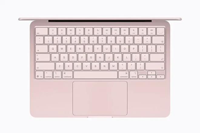16 saate kadar pil �mr�<p>Apple Silicon mimarisinin enerji verimlili�i sayesinde MacBook Neo'nun tek �arjla 16 saate kadar pil �mr� sundu�u a��kland�. Bu �zellik, cihaz�n g�n boyu kullan�m i�in tasarland���n� g�steriyor.</p><h2><br>Kamera, ses ve ba�lant� �zellikleri<p>MacBook Neo'da 1080p FaceTime HD kamera, y�nl� ses yakalama �zelli�ine sahip �ift mikrofon ve Spatial Audio destekli �ift hoparl�r sistemi bulunuyor.</p><p><br></p><p>Ba�lant� taraf�nda ise iki adet USB-C portu, kulakl�k giri�i, Wi-Fi 6E ve Bluetooth 6 deste�i yer al�yor.</p><p></p>