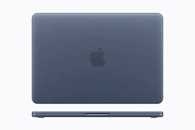 13 in� Liquid Retina ekran<br>Yeni MacBook modelinde 2408x1506 ��z�n�rl�k ve 500 nit parlakl�k sunan 13 in� Liquid Retina ekran bulunuyor. Apple'a g�re ekran, ayn� fiyat segmentindeki bir�ok diz�st� bilgisayardan daha y�ksek ��z�n�rl�k ve parlakl�k sunuyor. Yans�ma �nleyici kaplama ise farkl� ���k ko�ullar�nda daha rahat kullan�m sa�lamay� ama�l�yor.</p>