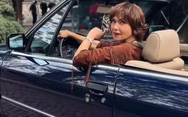 T�rk televizyonunun ve m�zi�inin unutulmaz isimlerinden �evval Sam, 52 ya��na ra�men gen�lere ta� ��karan g�zelli�iyle ad�ndan s�z ettirmeye devam ediyor. "Yasak Elma" dizisindeki Ender karakteriyle haf�zalara kaz�nan ve sahne �al��malar�yla da dikkat �eken Sam, g�zelli�inin s�rr�n� ve hayata bak�� a��s�n� samimiyetle payla�t�.