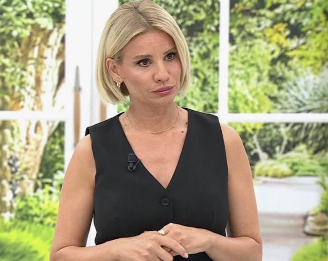 Yay�n haz�rl�klar� s�ras�nda s�cak bir sa� ma�as�n�n aln�na de�mesi sonucu y�z� yanan Esra Erol, sosyal medya hesab�ndan takip�ilerine durumu samimi bir �ekilde a��klad�.