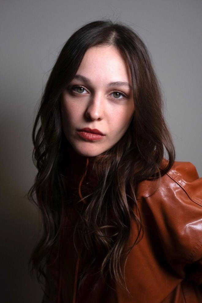 <strong>"E�ref R�ya"</strong> dizisi ikinci sezonunda da seyirciyi ekran ba��na toplamaya devam ediyor.<strong> �ar�amba</strong> ak�amlar�na damgas�n� vuran fenomen dizide yeni bir veda ger�ekle�ecek. �ki sezondur dizide Nisan'�n arkada�� Ceren rol�yle yer alan <strong>G�k�em �oban</strong> projeden ayr�lacak.