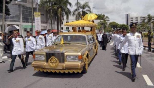 Sultan, zel olarak yaptrd altn kaplamal ve ilemeli bu Rolls Royce marka otomobili kullanyor