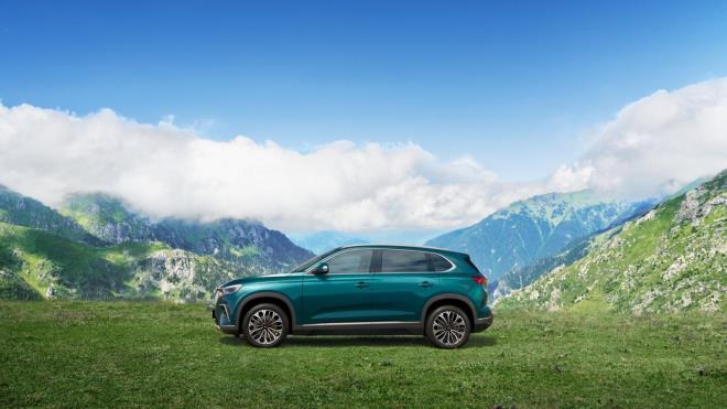 <p><strong>K���SELLE�T�RME SE�ENEKLER� ARTIYOR</strong></p><p>Yeni yaz�l�m s�r�m�yle birlikte T10X kullan�c�lar�na daha geni� ki�iselle�tirme se�enekleri sunulacak. Ara� sahipleri baz� sistem ayarlar�n� ve �zellikleri kendi tercihlerine g�re daha esnek �ekilde d�zenleyebilecek.</p><p>Bu sayede T10X, kullan�c� al��kanl�klar�na uyum sa�layan daha ki�isel bir mobilite deneyimi sunacak.</p><p><strong>G�NCELLEME �� AY ���NDE T�M ARA�LARA ULA�ACAK</strong></p><p>Togg'un mobilite ekosistemini s�rekli geli�tirme hedefinin bir par�as� olan yeni TruOS g�ncellemesi<em>,</em><strong>T10X cihazlar�na uzaktan ve g�venli �ekilde aktar�lacak.</strong></p><p>�irket, yaz�l�m g�ncellemesinin ara�lar�n teslimat s�ras�na g�re �n�m�zdeki �� ay i�inde kademeli olarak t�m kullan�c�lara ula�t�r�laca��n� a��klad�.</p>