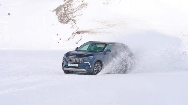 <p><strong>S�STEM PERFORMANSI ARTACAK</strong></p><p>Yeni TruOS s�r�m�yle birlikte T10X ak�ll� cihazlar�n�n daha h�zl� ve daha duyarl� �al��mas� hedefleniyor. Yap�lan performans iyile�tirmeleri sayesinde sistemin genel ak�c�l��� art�r�lacak.</p><p>G�nl�k kullan�mda daha h�zl� tepki veren bir yap� sunacak olan g�ncelleme, kullan�c� deneyimini de �nemli �l��de iyile�tirmeyi ama�l�yor.</p><p><strong>KULLANICI ARAY�Z� YEN�LEN�YOR</strong></p><p>G�ncellemenin �nemli ba�l�klar�ndan biri de aray�z taraf�nda yap�lacak de�i�iklikler olacak. Yenilenen tasar�m ile sistemin kullan�m�n�n daha kolay ve ak�c� hale gelmesi planlan�yor.</p><p>Togg, bu d�zenlemelerle kullan�c�lar�n ara� i�i dijital deneyimini daha konforlu ve pratik hale getirmeyi hedefliyor.</p>