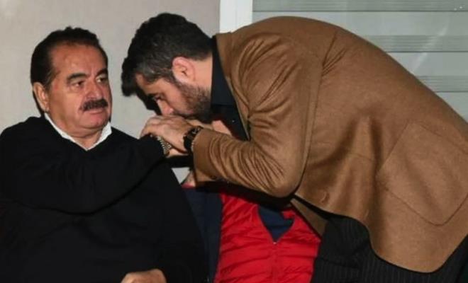 Kamuoyunda "�mparator" lakab�yla tan�nan �brahim Tatl�ses ile b�y�k o�lu Ahmet Tatl�ses aras�ndaki gerilim, kar��l�kl� su�lamalarla yeni bir boyut kazand�. Babas�n�n kendisi hakk�nda sarf etti�i sert s�zlere daha �nce �l�ml� bir tonda yan�t veren Ahmet Tatl�ses, bu kez babas�n�n ge�mi�ine ve aralar�ndaki ili�kiye dair �arp�c� iddialarda bulundu.