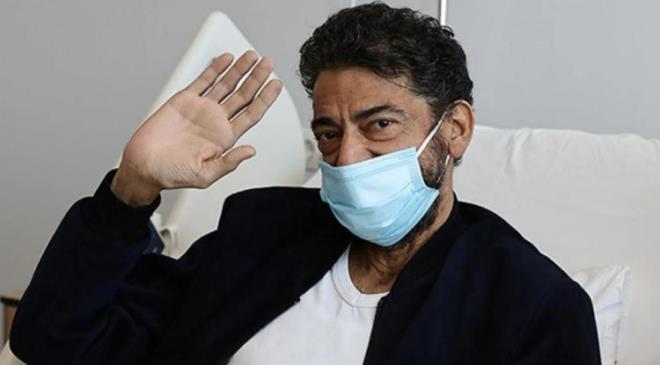 Kalp krizi nedeniyle ��phesiyle hastaneye kald�r�lan ve tedavi alt�na al�nd�ktan sonra taburcu edilen usta sanat�� Hakan Ta��yan ilk kez g�r�nt�lendi.&nbsp;