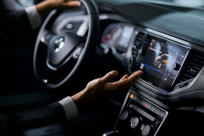 <p><strong>MULT�MEDYA EKRANLARINA A�IR PARA CEZASI</strong></p><p>Yeni d�zenleme kapsam�nda ara� i�indeki elektronik cihazlar�n kullan�m�na ili�kin cezalar da yeniden belirlendi.</p><p>Kurallara uygun kullan�lmayan ses, m�zik, g�r�nt� ve haberle�me cihazlar� i�in s�r�c�lere 3 bin TL idari para cezas� uygulanacak.</p><p>Ancak en dikkat �eken yapt�r�m, s�r�c�n�n g�r�� ve kullan�m alan� i�inde kalan g�r�nt� cihazlar�na y�nelik oldu. Buna g�re belirtilen �artlara uymayan cihazlar� ara�ta bulunduran ve kullanan s�r�c�lere 21 bin TL idari para cezas� verilecek. Ayr�ca s�z konusu ara�lar 30 g�n s�reyle trafikten men edilebilecek.</p><p>Bu d�zenlemenin �zellikle sonradan tak�lan, b�y�k ekranl� ve standart d��� multimedya sistemlerini hedef ald��� belirtiliyor.</p>