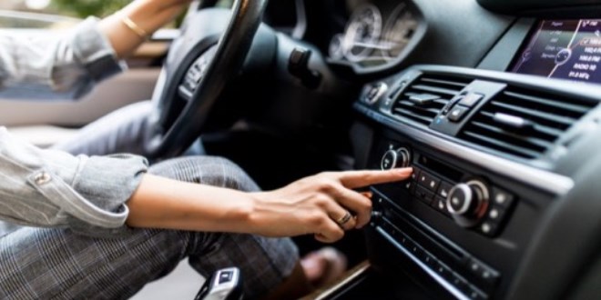 Trafik cezalar� 2026: Multimedya ekran� ve ses sistemi yasak m�?