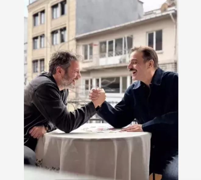 �te yandan hastaneden taburcu olduktan sonra evinde istirahat eden Ufuk �zkan, g�nler sonra sosyal medya hesab�ndan yeni bir payla��m yapm��t�. �nl� oyuncu, karde�i Umut �zkan ile birlikte verdi�i pozu takip�ileriyle payla��rken, 50 ya��ndaki oyuncunun olduk�a iyi ve sa�l�kl� g�r�nd��� dikkat �ekmi�ti.