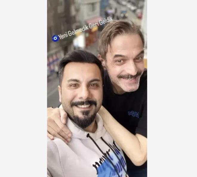 "GER� GELD�K" PAYLA�IMI!<br>  <p>Ge�irdi�i nakil ameliyat�ndan sonra s�k s�k sosyal medya hesab�ndan payla��m yapan Ufuk �zkan bu sefer don�r� Salih K�v�rc�k'la poz verdi. '�z karde�im' dedi�i K�v�rc�k'la foto�raf yay�nlayan �nl� oyuncu, "Yeni gelmedik, geri geldik" notuyla keyfinin yerine oldu�unu bir kez daha g�zler �n�ne serdi. 50 ya��ndaki oyuncunun payla��m� k�sa s�rede ilgi g�rd�.</p>