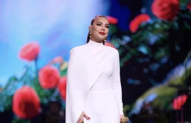 <strong>"S�yleyin", "Demir Att�m", "Yapar�m Bilirsin", "�ingenem" ve nice hit par�alarla haf�zalara kaz�nan �ark�c� Ebru G�nde�, sosyal medyada ba�layan "T�rkiye-�spanya karde�li�i" ak�m�nda en �ok konu�ulan isimlerden biri haline geldi.</strong>