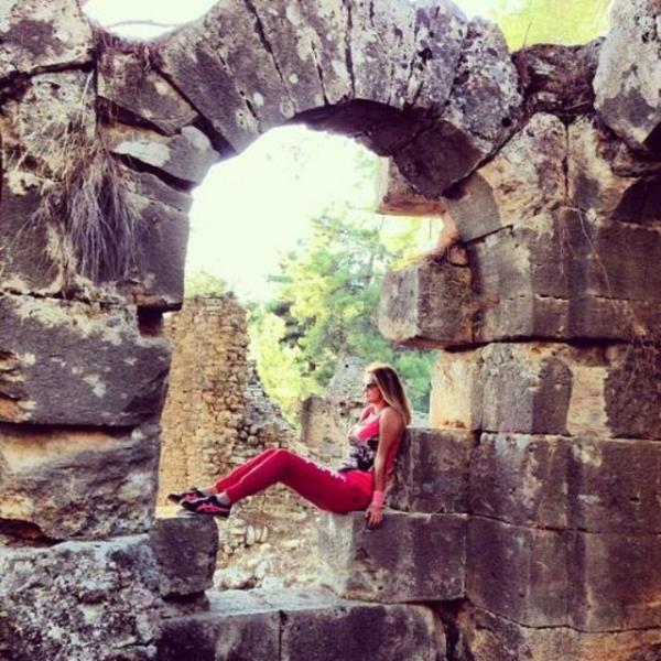 TUBA ZAY- Tuba zay Manavgat yaknlarnda bulunan antik kent Seleuka'ya gitti. zay bu fotoraf "Byk skender'in alabilmek iin 420 gn ordusuyla kapsnda bekledii muhteem antik kent Seleuka" notuyla paylat.