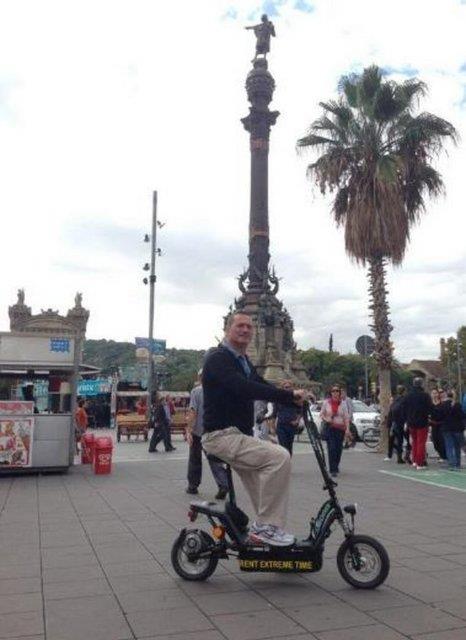 Katalanya Meydan'n ziyaret eden Grsev, Kristof Kolomb heykelinin nnde ektii bu kareyi "Sessiz, yaktsz ehir turu" notuyla paylat.