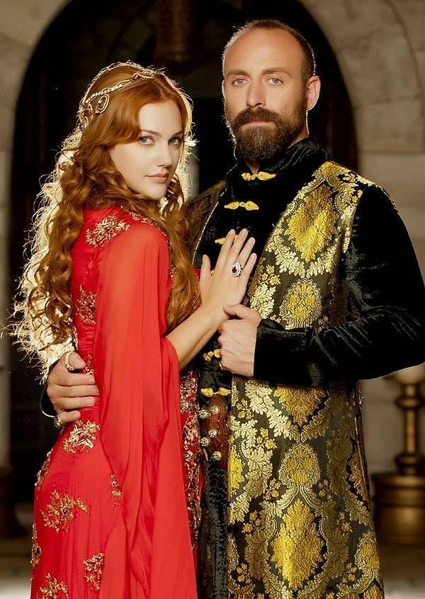 <strong>2011 y�l�nda yay�n hayat�na giren ve d�nya �ap�nda geni� izleyici kitlesine sahip olan Muhte�em Y�zy�l'�n ba�rol oyuncular� Halit Ergen� ve Meryem Uzerli, "�mroz'da Bahar" adl� filmle yeniden izleyici kar��s�na ��kmaya haz�rlan�yor.</strong>