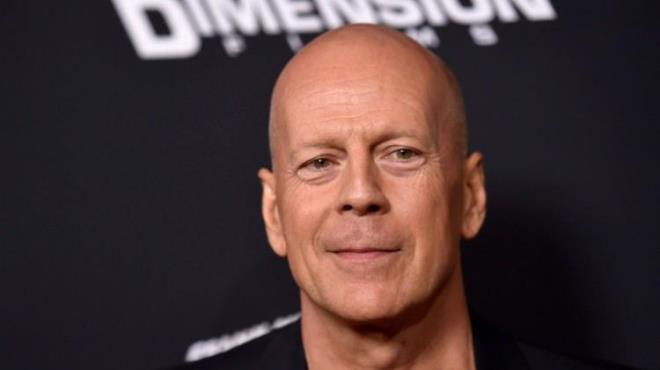 <strong>Frontotemporal demans (FTD) hastal��� sebebiyle ileti�im kurmakta, konu�makta, okumakta ve g�ndelik rutinlerini s�rd�rmekte zorluk ya�ayan usta akt�r, oyunculu�u tamamen b�rakt�.</strong>