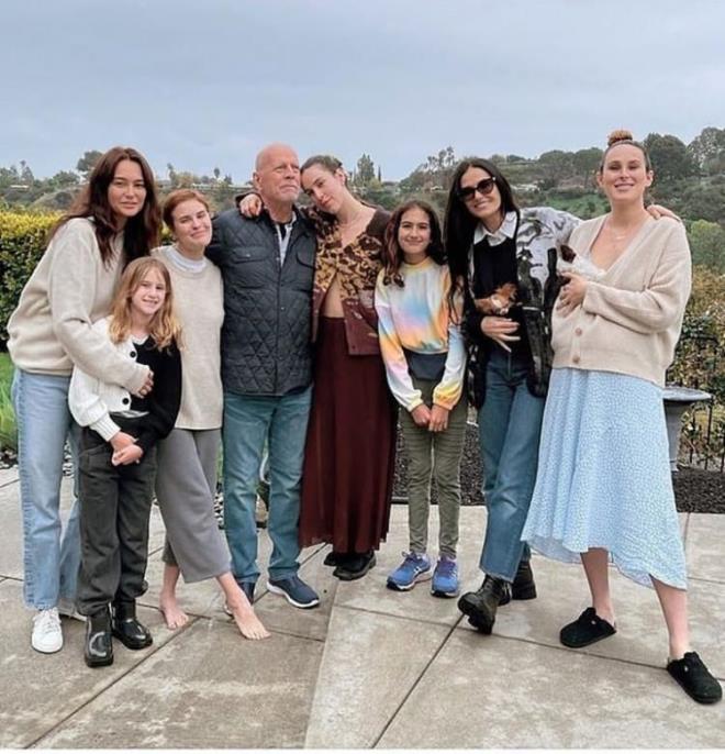 <strong>Bu s�re�te eski e�i Demi Moore da dahil olmak �zere e�i Emma Heming ve k�zlar� �nl� akt�r�n en b�y�k destek�isi. Willis'in durumu hakk�nda e�i Emma Heming s�k s�k a��klamalarda bulunurken �nl� ismin son hali sevenleri taraf�ndan merak konusu haline geliyor.</strong>