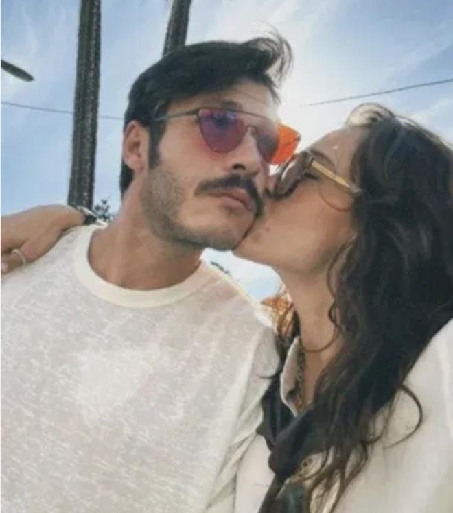 Son d�nemlerde a�k hayat� ile g�ndeme gelen Aka, ayr�l�k sonras� askere gitmeye karar verdi.