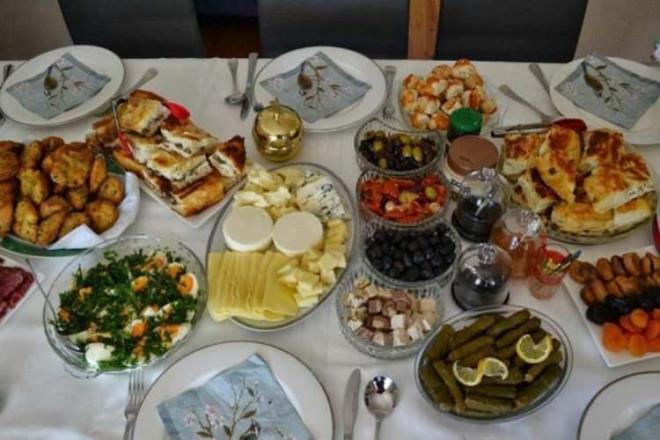 <strong>Ramazan ay� boyunca oru� tutulmas� nedeniyle ���n say�s�ndaki azalma ve beslenme al��kanl�klar�ndaki de�i�iklikler bayramda normal yeme d�zenine ge�erken daha fazla yemek yeme e�ilimine neden olabildi�ini belirten Beslenme ve Diyetetik Uzman� Dyt. Deniz Pir�ek,<span style="color:#B22222"> "Ramazan ay�n�n sonlanmas� ile beraber t�ketilecek yiyeceklerin miktar�n� aniden artt�r�lmamal�d�r; ���n aralar� 2 en fazla 4-5 saat olacak �ekilde d�zenlenmelidir. Bayram sabah� en �nemli ���n olan kahvalt� ile g�ne ba�lanmal�d�r. Kahvalt�da k�zartma, kavurma y�ntemiyle pi�irilmi� besinler t�ketilmemelidir. Kahvalt�da peynir, yumurta, zeytin, ceviz, domates az miktarda bal, ev yap�m� re�el, salatal�k ve bol ye�illik tercih ederek sa�l�kl� bir kahvalt� yap�lmal�d�r. Sucuk, sosis, salam gibi i�lenmi� etlerden, b�rek ve po�a�a gibi hamur i�lerinden sak�n�lmal�d�r.</span></strong>