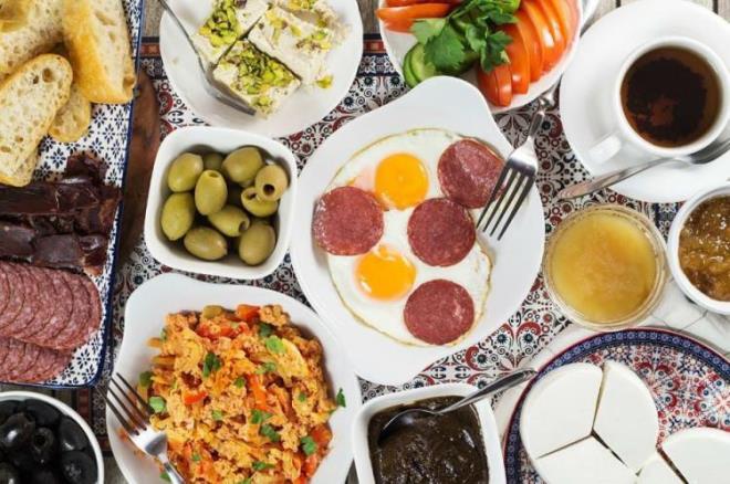 <strong>�ocuklar�n�z�n a��r� �eker ve �ikolata yiyip bo� enerji almas�n�n ve as�l yemek i�in i�tahlar�n�n kapanmas�n�n �n�ne ge�in. Ba��rsak hareketlerinizi d�zenlemek i�in ���nlerde salataya, sebze ve meyveye yer verin."</strong>