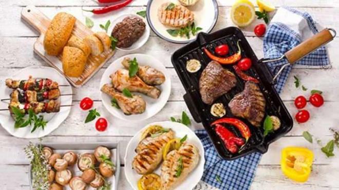 <p><span style="color:#B22222"><strong>PEK� NASIL BESLENMEL�?</strong></span></p>    <p><strong>Tokluk hissi yaratmas� ve mideye binen y�k�n azalt�lmas� i�in lokmalar� �ok iyi �i�nemelisiniz. Bol su t�ketmeye dikkat edilmelisiniz. Su ihtiyac�n� �ay ya da benzeri s�v�larla kar��lamamal�s�n�z. K�zartma tarz� besinlerden ka��nmal�s�n�z. Hamur i�i tatl�lar� yerine m�mk�n olduk�a s�tl� tatl�, dondurma, meyve tatl�lar� tercih etmelisiniz. Ramazan nedeniyle evde olman�n verdi�i rehavet ile d�zensiz yemek yenmemeli ve abur cubur g�dalardan, fast food g�dalardan uzak durmal�s�n�z. Porsiyonlar� daha ufak tercih etmeli, s�k s�k ve az beslenmelisiniz.</strong></p>