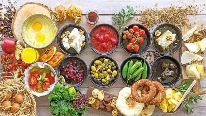 <strong>Ak�am yemeklerinizin hafif olmas�na �zen g�sterin. Oru�tan ��kt�ktan sonra eski beslenme al��kanl�klar�m�za yava� yava� d�nmek daha sa�l�kl� olur. Oru� tutarken 2-3 ���n gibi olan beslenmeyi 4- 5 ���n yapmak arada meyve gibi ufak ���nlerle mideyi rahatlatmak ayn� zamanda bir sonraki ���n i�inde �ok ac�kman�z� engelleyip daha rahat etmenizi sa�layacakt�r. �eker hastalar�, kronik b�brek hastalar�, kolesterol ve tansiyon problemi olanlar dikkatli olmal�lar. Bu tip rahats�zl�klar� olanlara yemeleri i�in �srarc� olmadan, daha hafif, diyetlerine daha uygun ikram alternatifleri sa�layabiliriz.</strong>