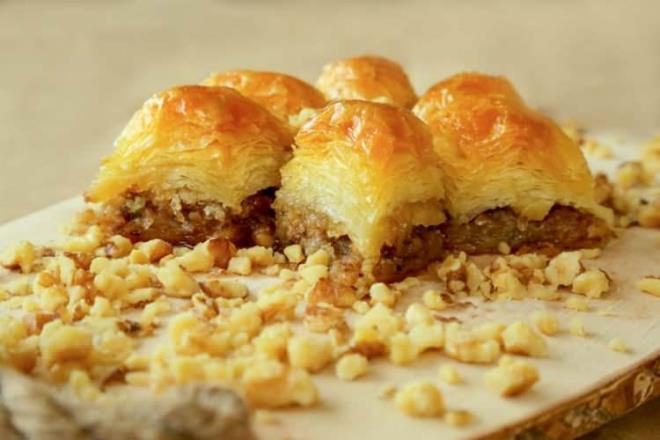 <strong>A��z tad� ile yenilmelidir. F�st�kl� baklavan�n uzaktan bile kokusu gelmektedir. Uyan�k olal�m. Ucuz baklava olmaz. Biz yapt���m�z baklavan�n arkas�nda durdu�umuz i�in 5 k�ta 50 �lkeye Bursa'dan baklava g�nderiyoruz. Baklava ile yat�p baklava ile kalk�yoruz" dedi.</strong>