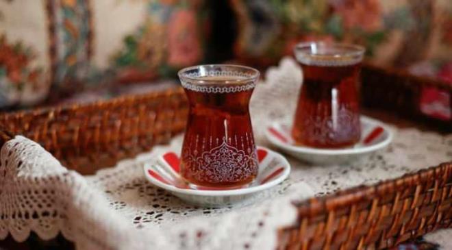 Ramazan ay�nda iftar sonras� bir�o�umuz hemen �ay veya kahve t�ketmek istiyoruz. Ancak uzmanlar iftardan hemen sonra t�ketilen �ay ve kahvenin sa�l��� olumsuz etkileyebilece�ine dair a��klamalarda bulundu. Ramazan'da �ay ve kahve ne zaman i�ilmeli?